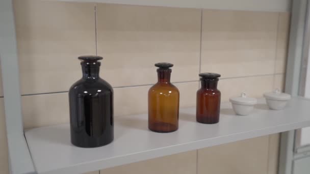 Botellas oscuras de laboratorio — Vídeos de Stock