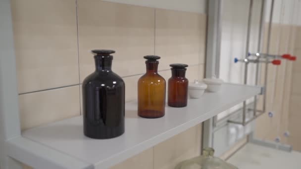 Botellas de laboratorio oscuras — Vídeos de Stock