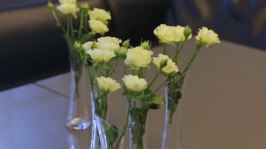 Masadaki Sarı Güller