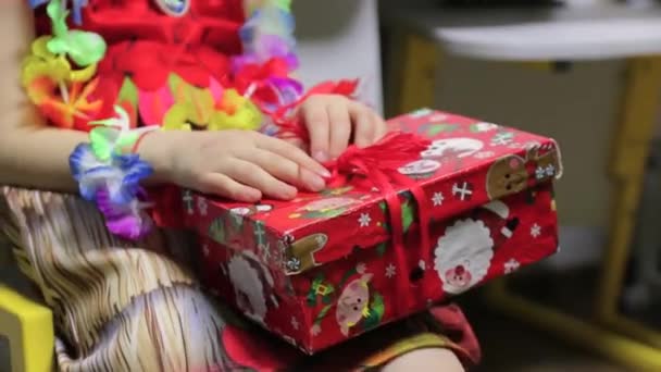 Девочка с рождественским подарком — стоковое видео