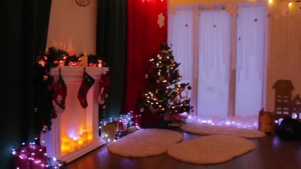 Decoración de Navidad hogar oscuro — Vídeos de Stock