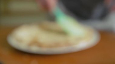 Kremalı pasta pişiriyorum.