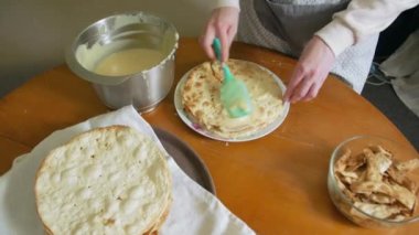 Kadın Kremalı Pasta Pişiriyor
