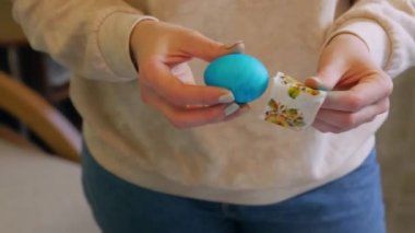 Kadın Yumurta Boyar