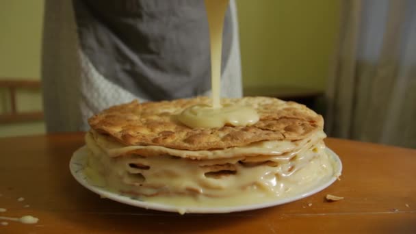 Verser la crème sur le gâteau — Video