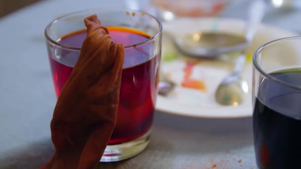 Huevo de Pascua pintado rojo — Vídeos de Stock