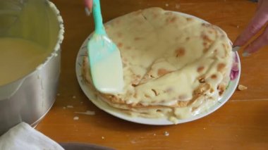 Kadın Kremalı Pasta Pişiriyor
