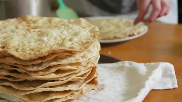 Lány főzés torta közelkép — Stock videók