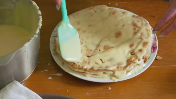Kadın Kremalı Pasta Pişiriyor — Stok video