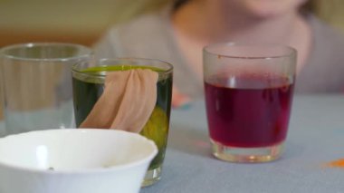Boya Yumurtaları ve Küçük Kız