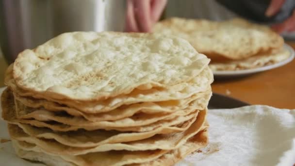 Kız Kremalı Kek Pişiriyor — Stok video