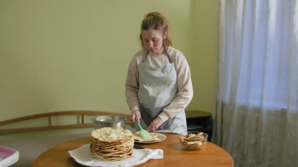 Дівчина готує торт — стокове відео