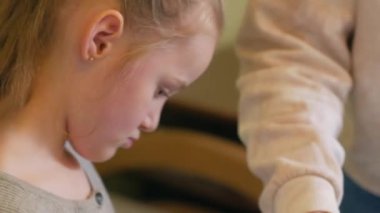 Küçük Kız Paskalya Yumurtalarını Boyadı