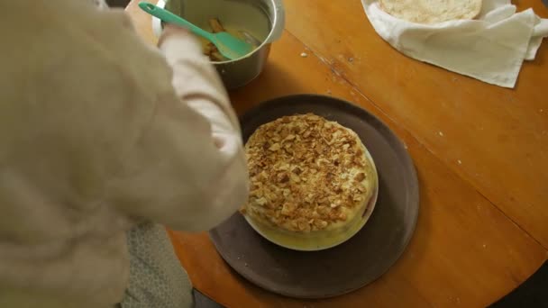 Mädchen Kochen Kuchen Draufsicht — Stockvideo