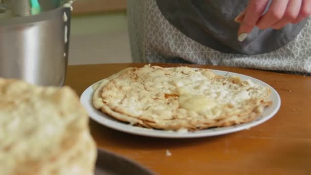 Menina cozinhar um bolo — Vídeo de Stock