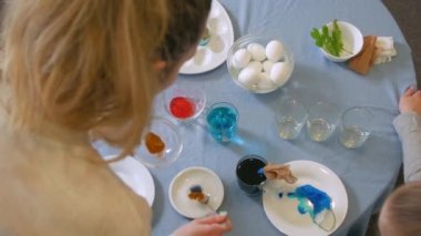 Kız Anne Yumurta Üst Görünümünü Boyuyor