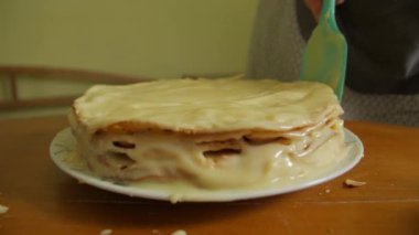 Kadın Pasta Pişiriyor