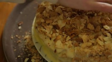 Eller pastayı süslüyor.