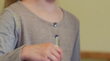 Küçük Kız Boyayı Hazırlıyor