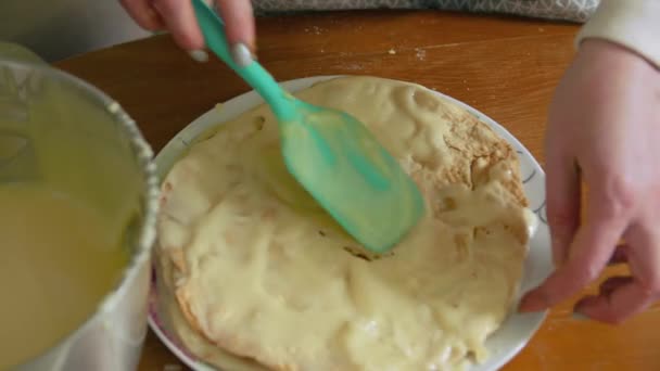 Chica cocinar un pastel de crema — Vídeo de stock