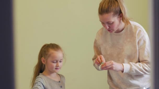 Μητέρα κοριτσάκι και να ζωγραφίσει αυγά — Αρχείο Βίντεο