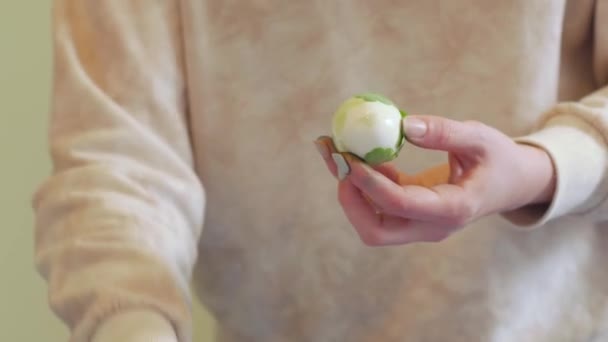 Niña pintar huevos — Vídeos de Stock