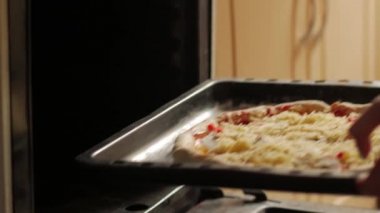 Pizzayı fırına koy.