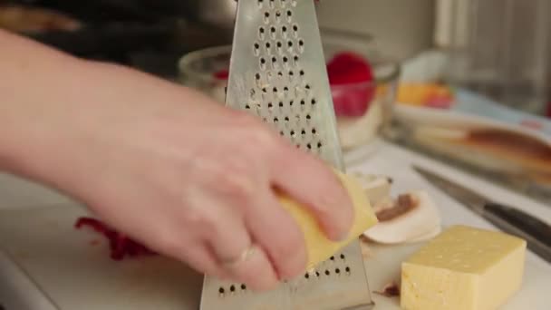 Manos rallar queso — Vídeo de stock
