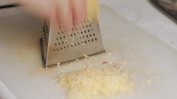 Râpe à fromage râpée — Video