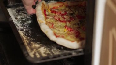 Ev yapımı pizza.