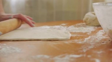 Kız Hamuru yuvarlıyor