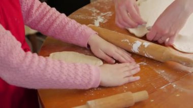 Küçük Kız Yuvarlanan Hamur