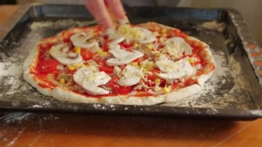 Pizza Üzerine Peynir Üstü