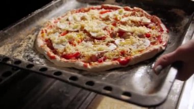 Pizzayı fırına koy.