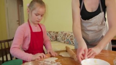 Üzgün küçük kız aşçılığı