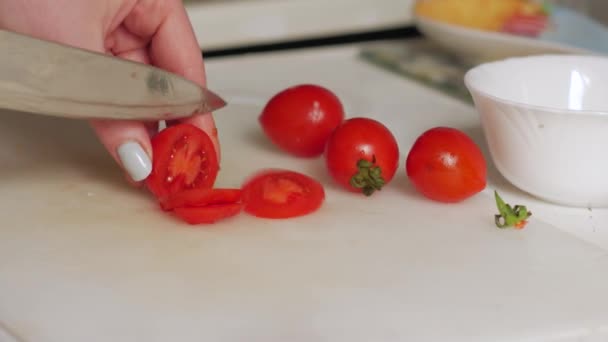 Pomidory wiśniowe krojone — Wideo stockowe