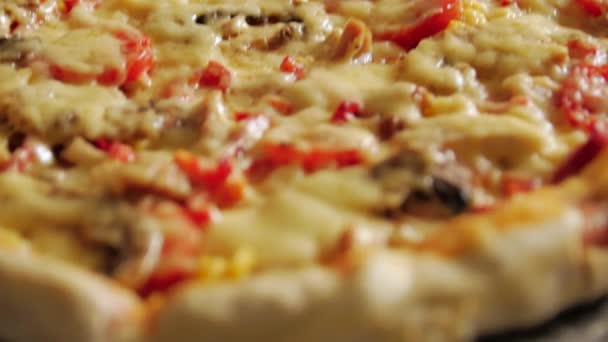 Pizza casera sabrosa — Vídeo de stock