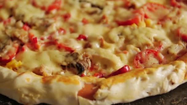 Zelfgemaakte Pizza Topping — Stockvideo