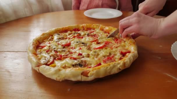 Πίτσα με κόψιμο γυναίκας — Αρχείο Βίντεο