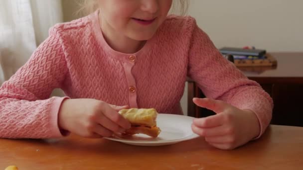 女の子はピザを食べる — ストック動画