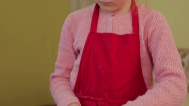 Kleines Mädchen Teig Kochen — Stockvideo