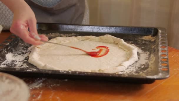 Ketchup en masa de pizza — Vídeos de Stock