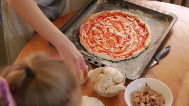 Gotowanie pizzy Toppings — Wideo stockowe