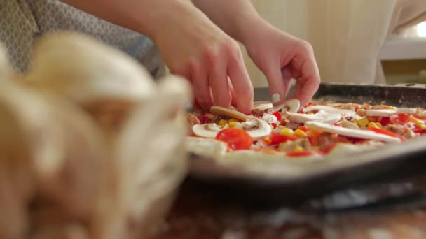 Dodawanie grzybów na pizzy — Wideo stockowe