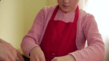 Kız ve Anne Pizza Pişiriyor