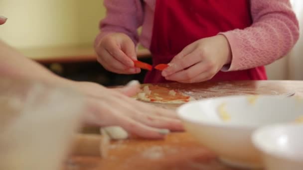 Niña y madre cocinando pizza — Vídeos de Stock