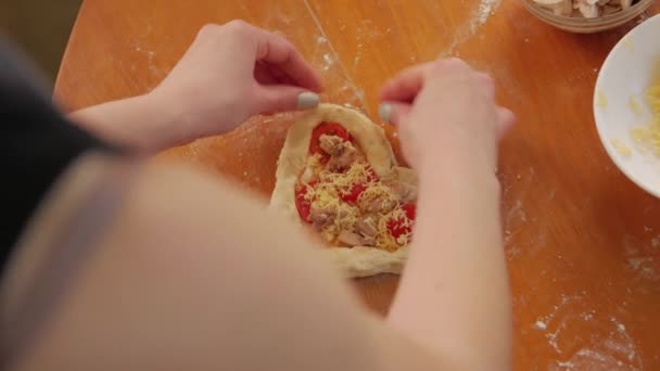 Chica cocina forma de corazón pizza — Vídeos de Stock
