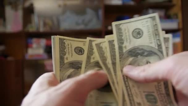 Telling stapel van dollars — Stockvideo