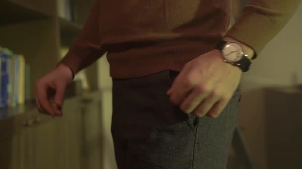 Hombre pone la mano en el bolsillo — Vídeo de stock