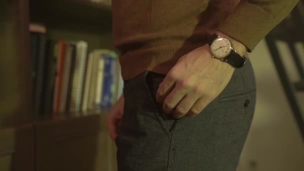 Hombre reloj de pulsera mano en bolsillo — Vídeo de stock